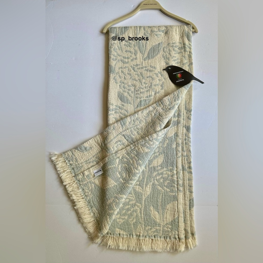 🎁Piscatextil Throw Blanket - Dimpled - Hydrangea Blooms -Blue and Cream- Cotton - Picture 2 of 8